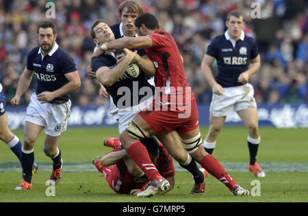 Der walisische Taulupe Falateau stellt sich dem schottischen Tim Visser während des RBS Six Nations-Spiels im BT Murrayfield Stadium in Edinburgh Stockfoto