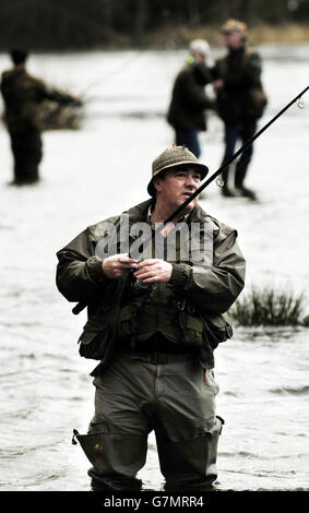 Der Beginn der Saison Lachsfischen am Fluss Tay in Kenmore. Stockfoto