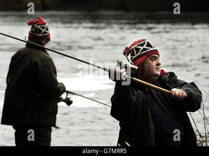 Der Beginn der Lachsfischsaison auf dem Fluss Tay in Kenmore. Ein Mann wirft seine Linie. Stockfoto