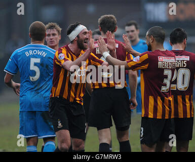 Rory McArdle (links) von Bradford City feiert mit James Meredith beim letzten Pfiff während des Spiels der fünften Runde des FA Cup bei der Valley Parade in Bradford. Stockfoto