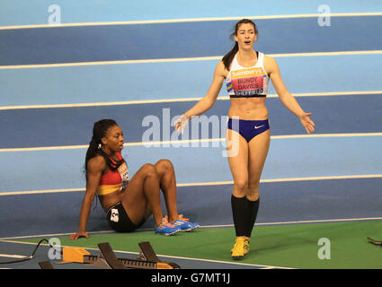 Seren Bundy-Davies und Margaret Adeoye brechen am zweiten Tag der Sainsbury's British Indoor Championships im English Institute of Sport, Sheffield, aus dem 400-m-Finale der Frauen heraus. Stockfoto