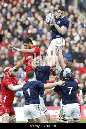 Rugby Union - 2015 RBS Six Nations - Schottland / Wales - BT Murrayfield Stadium. Die schottische Johnnie Beattie gewinnt die Line-Out-Partie während des RBS Six Nations-Spiels im BT Murrayfield Stadium, Edinburgh Stockfoto