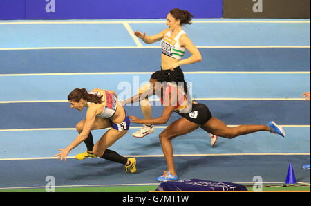 Seren Bundy-Davies und Margaret Adeoye brechen am zweiten Tag der Sainsbury's British Indoor Championships im English Institute of Sport, Sheffield, aus dem 400-m-Finale der Frauen heraus. Stockfoto