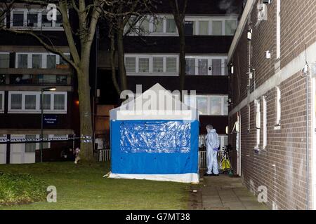 Die Polizei nimmt an einem Grundstück im Landor House, Westbourne Park Road, West London, Teil, da Detektive eine Morduntersuchung eingeleitet haben, nachdem drei Menschen tot aufgefunden wurden. Stockfoto