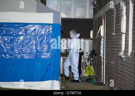 Die Polizei nimmt an einem Grundstück im Landor House, Westbourne Park Road, West London, Teil, da Detektive eine Morduntersuchung eingeleitet haben, nachdem drei Menschen tot aufgefunden wurden. Stockfoto