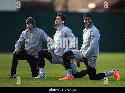 Liverpools Daniel Sturridge (rechts) erwärmt sich mit Lazar Markovic (links) und Dejan Lovren (Mitte) während eines Trainings in Melwood, Liverpool. Stockfoto