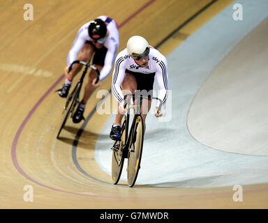 Der Großbritanniens Jason Kenny (rechts) im Sprint-Qualifying der Männer während der UCI-Bahn-Weltmeisterschaften im Velodrome National, Saint-Quentin-en-Yvelines, Frankreich. Stockfoto