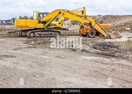 Blick auf Bagger mit Raupe, die auf der Baustelle geparkt wird. Stockfoto