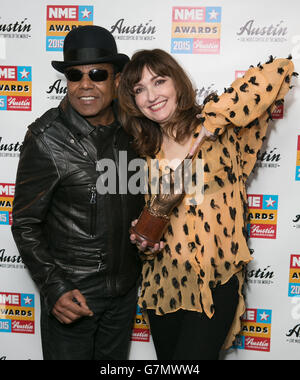 Tito Jackson und Viv Alvertine mit dem Book of the Year Award bei den NME Awards 2015 mit Austin, Texas, an der O2 Brixton Academy, London. Stockfoto