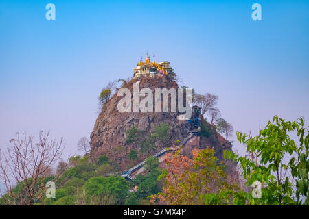 Mount Popa Tempel thront unglaubliche Kloster oben auf der Klippe, Myanmar, Südostasien Stockfoto