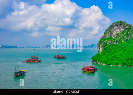 Kreuzfahrt Boote in Halong Bucht, Vietnam, Südostasien Stockfoto