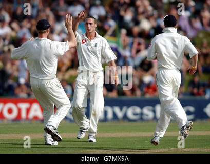 Südafrika - England - zweiter Tag des fünften Tests - Centurion Park. Der englische Simon Jones (Mitte) feiert mit den Teamkollegen Andrew Flintoff (links) und Paul Collingwood. Stockfoto