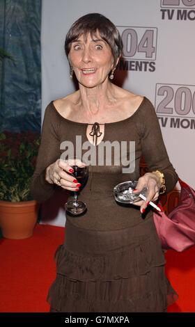 2004 TV Moments Awards - BBC Television Center. EastEnders Schauspielerin June Brown kommt. Stockfoto