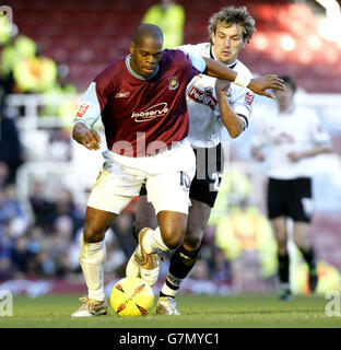 Coca-Cola Football League Championship - West Ham United / Derby County - Upton Park. Marlon Harewood von West Ham United (links) hält Inigo Idiakez von Derby County fern. Stockfoto