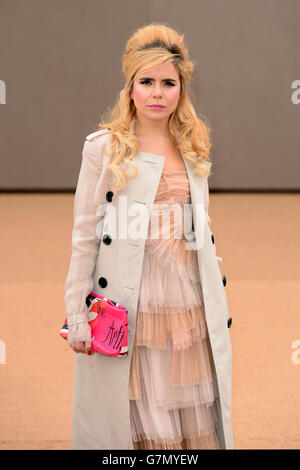 Paloma Faith kommt zur Burberry Prorsum Damen Catwalk Show in Kensington Gardens, im Rahmen der London Fashion Week. DRÜCKEN SIE VERBANDSFOTO. Bilddatum: Montag, 23. Februar 2015. Siehe PA Story CONSUMER Fashion. Der Bildnachweis sollte lauten: Dominic Lipinski/PA Wire Stockfoto