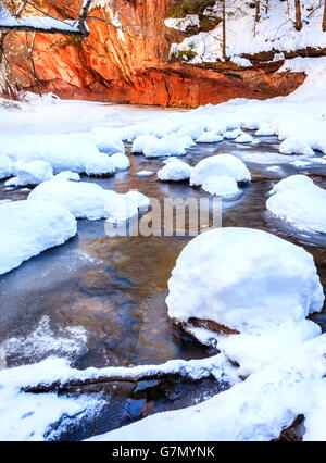 Eis und Schnee über Oak Creek auf West Fork Trail in der Nähe von Sedona, Arizona Stockfoto