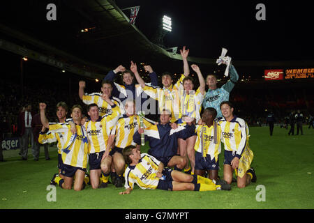 Fußball - Barclays League Division Four - Play-off-Finale - Blackpool gegen Torquay United - Wembley Stadium. TORQUAY UNITED feiert nach dem Sieg in den Play-offs die Beförderung zum 4. DIV. Z4 Stockfoto