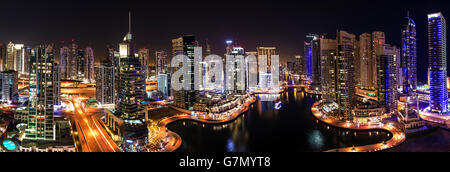 Nächtliche Panoramablick auf Dubai Marina, Vereinigte Arabische Emirate Stockfoto