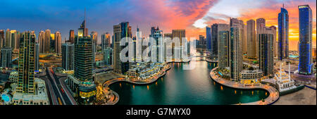 Panoramablick auf Dubai Marina in Vereinigten Arabischen Emiraten bei Sonnenuntergang Stockfoto
