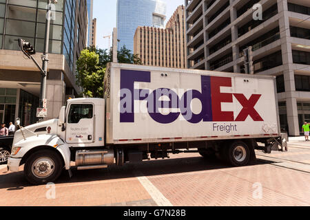 FedEx-LKW in der Innenstadt von Houston, Texas Stockfoto