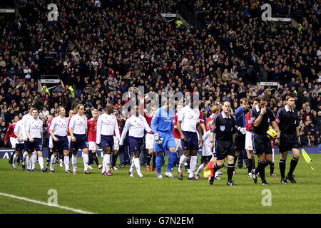 Fußball - FA Barclays Premiership - Manchester United / Tottenham Hotspur. Die Spieler von Manchester United und Tottenham Hotspur gehen in Old Trafford aus Stockfoto