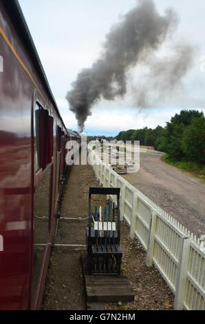 1952 Swindon gebaut "E V Cooper Lokomotivführer" 46512, eine Ivatt Klasse 2 2-6-0 bei Strathspey Railway, Aviemore, Scotland, UK Stockfoto