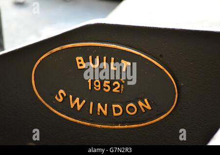 1952 Swindon gebaut "E V Cooper Lokomotivführer" 46512, eine Ivatt Klasse 2 2-6-0 in Aviemore, Scotland, UK unterzeichnen Abzeichen Stockfoto