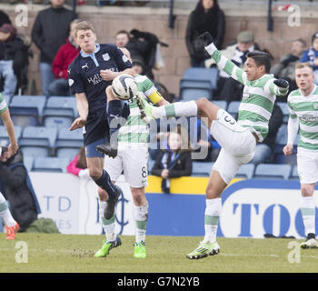 Celtic Emilio Izaguirre (rechts) und Dundees Jim McAlister (links) in Aktion während des William Hill Scottish Cup Fifth Round Spiels im Dens Park, Dundee. Stockfoto