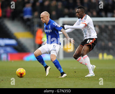 Fußball - Sky Bet Championship - Fulham gegen Birmingham City - Craven Cottage. David Cotterill (links) von Birmingham City und Seko Fofana von Fulham Stockfoto