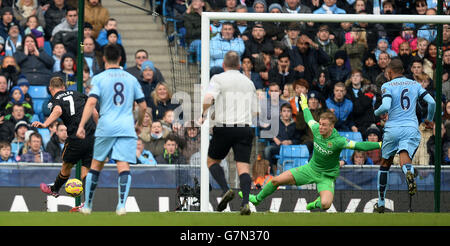 David Meyler von Hull City erzielt beim Barclays Premier League-Spiel im Etihad Stadium in Manchester das erste Tor seiner Mannschaft gegen Manchester City. Stockfoto