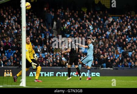 Sergio Aguero von Manchester City beobachtet, wie sein Schuss den Posten an Allan McGregor von Hull City während des Spiels der Barclays Premier League im Etihad Stadium in Manchester trifft. Stockfoto