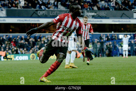 Fußball - Barclays Premier League - Queens Park Rangers gegen Southampton - Loftus Road. Das Southampton-Stadion Sadio Mane feiert den Torreigen während des Spiels der Barclays Premier League in der Loftus Road, London. Stockfoto