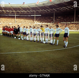 Die beiden Mannschaften stehen vor dem Spiel für die Nationalhymnen an: (England, l-r) Bobby Moore, George Cohen, Alan Ball, Roger Hunt, Ray Wilson, Nobby Stiles, Gordon Banks, Geoff Hurst, Bobby Charlton, Martin Peters, Jack Charlton Stockfoto