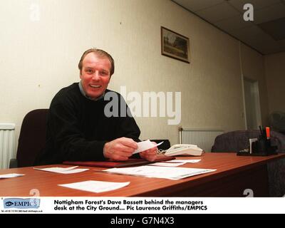 Fußball - Carling Premiership - Dave Bassett im Nottingham Forest. Dave Bassett von Nottigham Forest hinter dem Manager-Schalter am City Ground Stockfoto