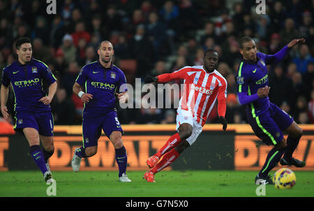 Victor Moses von Stoke City schießt beim Spiel der Barclays Premier League im Britannia Stadium, Stoke-on-Trent, am Tor vorbei an Pablo Zabaleta (Mitte links) von Manchester City, Fernando (rechts) und Samir Nasri (links). Stockfoto