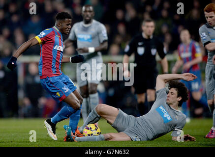 Fabricio Coloccini aus Newcastle tagt gegen Wilfred Zaha (links) von Palaces während des Spiels der Barclays Premier League im Selhurst Park, London. Stockfoto