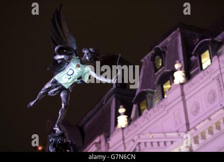 Das England Rugby-Shirt wird auf die Eros-Statue am Piccadilly Circus, London projiziert, während O2 Fans ermutigt, #WearTheRose zu tragen und für die 6 Nationen hinter England zu kommen. Stockfoto