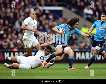 Der englische Luthur Burrell (links) und der italienische Luke McLean (rechts) waren während des Nations-Spiels 6 in Twickenham, London, in Aktion. Stockfoto