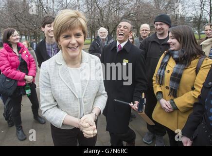 Die erste Ministerin Nicola Sturgeon startet den Wahlkampf der SNP in Glasgow Central mit Kandidaten und Aktivisten. Stockfoto