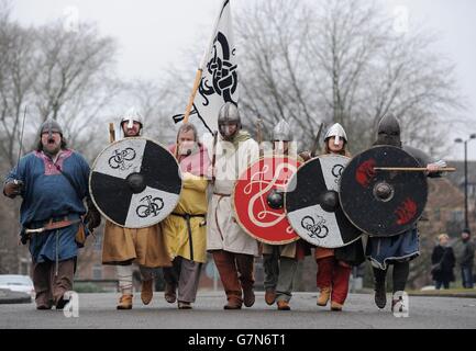 Wikinger-Re-enactors bereiten sich auf die Schlacht beim Jorvik Viking Festival in York vor. Stockfoto