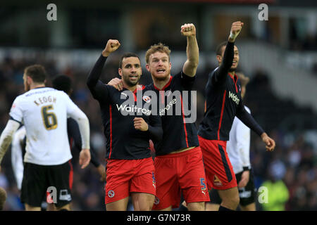 Reading's Hal Robson-Kanu (links) feiert Scoring seiner Seiten erstes Tor Des Spiels mit Teamkollege Alex Pearce (rechts) Stockfoto