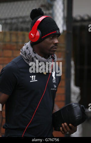 Liverpools Mario Balotelli trifft vor dem Spiel der fünften Runde des FA Cup im Selhurst Park, London, am Boden ein. DRÜCKEN SIE VERBANDSFOTO. Bilddatum: Samstag, 14. Februar 2015. Siehe PA Geschichte SOCCER Palace. Das Foto sollte lauten: Jonathan Brady/PA Wire. Stockfoto