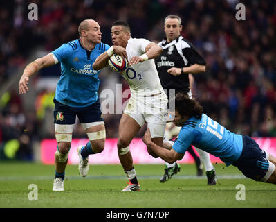 Der englische Anthony Watson wird vom italienischen Sergio Parisse (links) und Luke McLean (rechts) während des 6-Nationen-Spiels in Twickenham, London, angegangen. Stockfoto