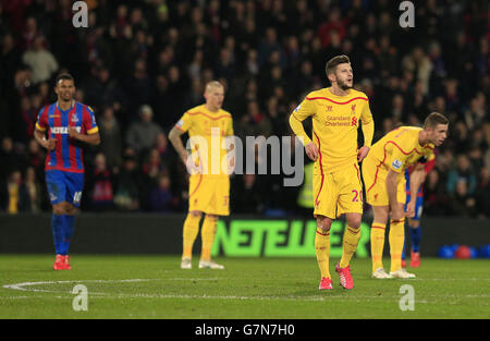 Liverpools Adam Lallana und Liverpools Jordan Henderson (rechts) erscheinen niedergeschlagen, nachdem Fraizer Campbell (links) von Crystal Palace beim Spiel der fünften Runde im Selhurst Park, London, das erste Tor seiner Seite erzielt hat. Stockfoto