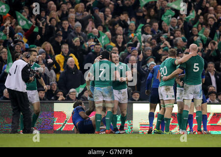 Rugby Union - 2015 RBS Six Nations - Irland - Frankreich - Aviva Stadium. Irische Spieler feiern den Sieg beim Schlusspfiff während des 6 Nations-Spiels im Aviva Stadium, Dublin. Stockfoto