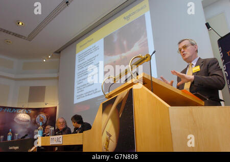 Pat Norris von Logica CMG spricht bei einer Pressekonferenz für die Raumsonde Huygens, die heute auf Saturns größtem Mond Titan aufging. Stockfoto