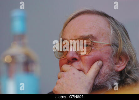 Der Programmdirektor des Teilchenphysik- und Astronomischen Forschungsrats (PPARC) Professor Colin Pillinger sieht bei einer Pressekonferenz für die Raumsonde Huygens, die heute auf Saturns größtem Mond auftrat, nachdenklich aus. Stockfoto