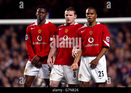 Louis Saha, Wayne Rooney und Quinton Fortune von Manchester United machen eine Verteidigungsmauer Stockfoto