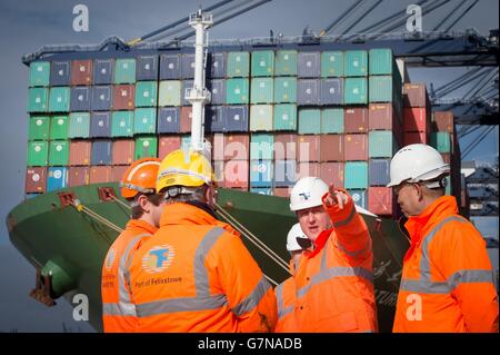 Premierminister David Cameron wird von CEO Clemence Cheng (rechts) um den Hafen von Felixstowe in Suffolk gezeigt, wo er später eine Rede hielt, um Arbeiter am größten Containerhafen Großbritanniens anzudocken. Stockfoto