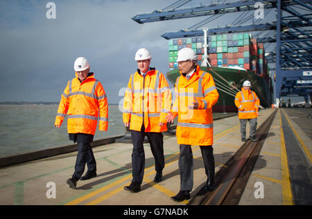 Premierminister David Cameron wird von CEO Clemence Cheng (rechts) um den Hafen von Felixstowe in Suffolk gezeigt, wo er später eine Rede hielt, um Arbeiter am größten Containerhafen Großbritanniens anzudocken. Stockfoto